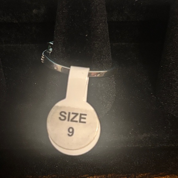 Elegant Green Gemstone Ring - Picture 4 of 4